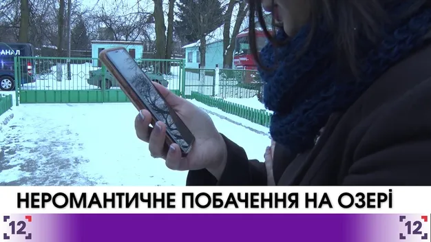 На Волині BMW провалилася під кригу на озері (відео)