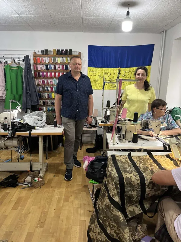 «Люди постійно долучаються»: як на Волині волонтерки шиють речі для військових (фото)
