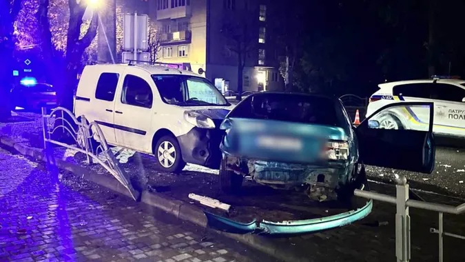 Протаранив паркан, вилетів на «зустрічку» та врізався в авто: у Луцьку 20-річний п'яний водій вчинив ДТП