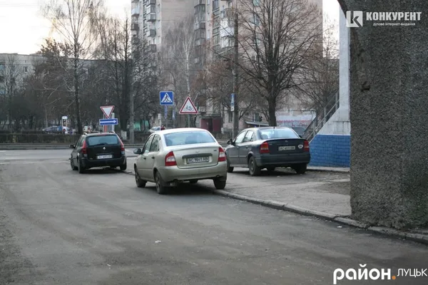 Коли у дворі немає місця мешканці паркуються на виїзді з двору, інколи навіть на тротуарі