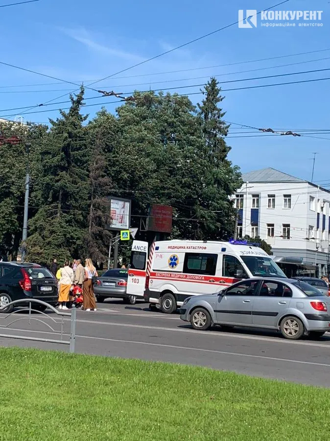 У центрі Луцька таксі збило мотоцикліста (фото, відео)
