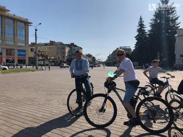 Луцьк святкує активно: на міські вулиці виїхали велосипедисти у вишиванках (ФОТО)