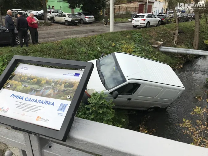 У центрі Луцька бус вирішив «скупатися» у Сапалаївці (фото)