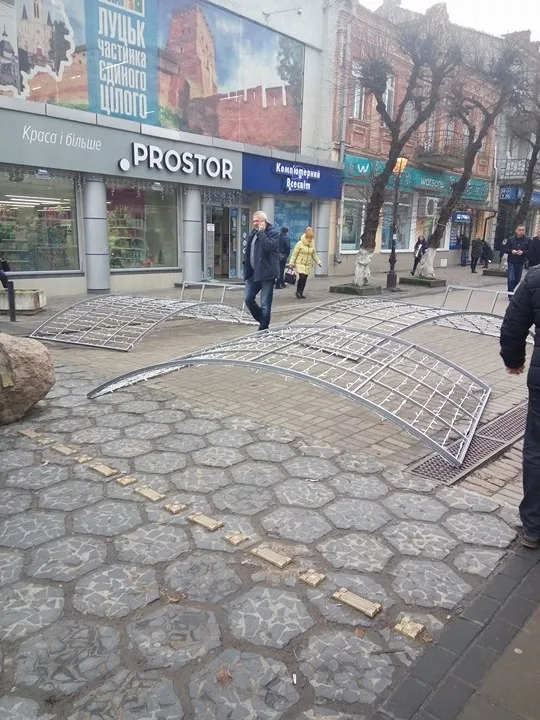 У центрі Луцька встановлюють новорічні арки (фото)