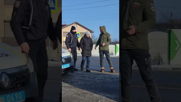 Лаявся і ліз за кермо: у Нововолинську чоловік пошарпався з патрульними (відео)