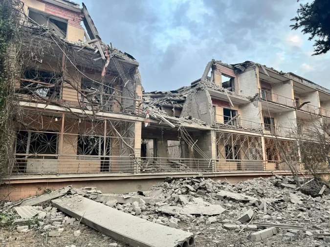 Ворог вдарив по Кривому Рогу – зруйнований готель, п'ять постраждалих (фото)