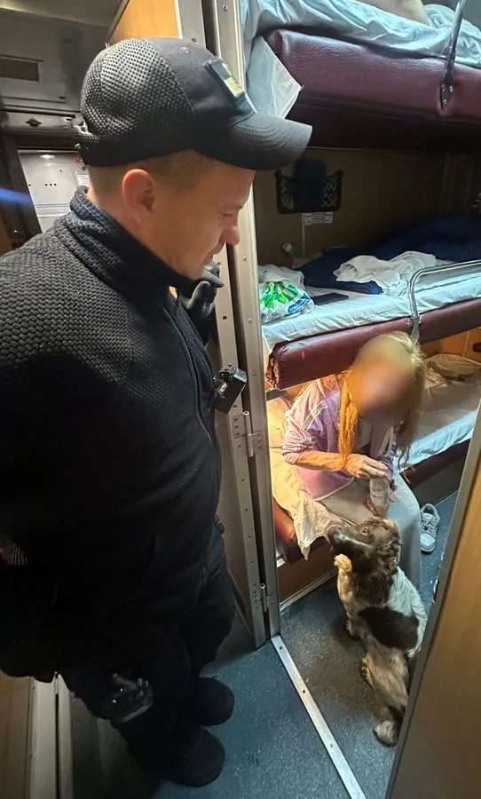 В «Устилузі» та «Ягодині» службові собаки нанюхали наркотики у подорожніх (фото)