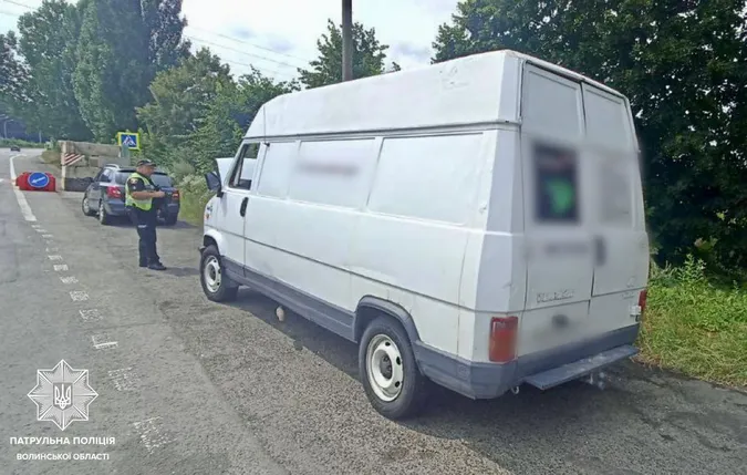 На блокпосту волинські патрульні знайшли у водія пістолет
