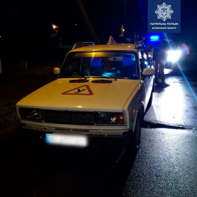 Нічне водіння: у Луцьку п'яний інструктор вчив кермувати автомобілем (фото)