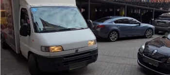 У ЖК «Яровиця» в Луцьку – транспортний колапс: авто блокують двір і проїзд спецслужб (відео)