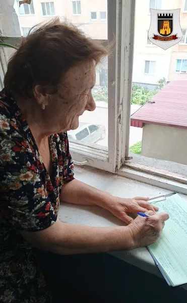 Муніципали знайшли «точку» продажу алкоголю в багатоповерхівці у Луцьку (фото)