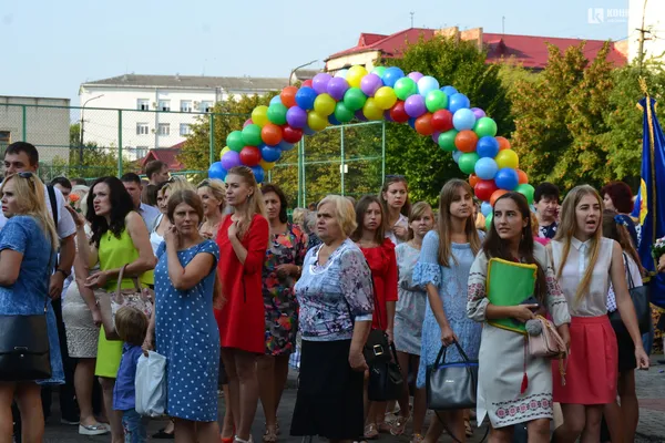 Кульки і квіти: у Луцькій школі № 9 святкували День знань (фото)