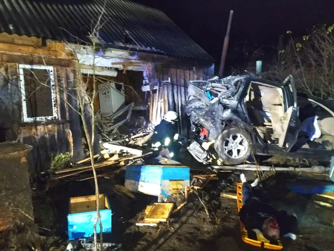 На Ковельщині автомобіль в'їхав в житловий будинок: є жертви (фото)