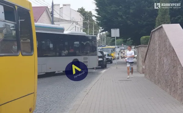 У Луцьку в маршрутки під час руху відлетіло колесо (фото)