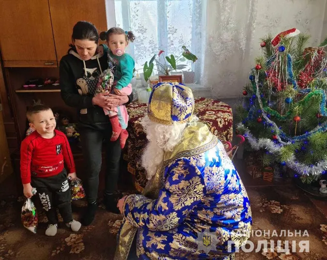 Підгайцівський поліцейський офіцер перевтілився в Святого Миколая та вітає дітей (фото)