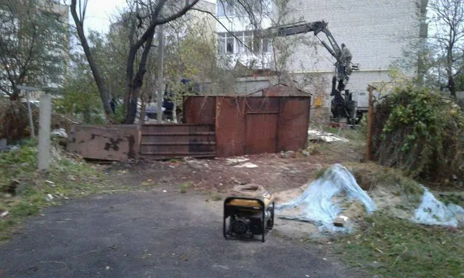 Муніципали продовжують зносити незаконні гаражі в Луцьку (фото)