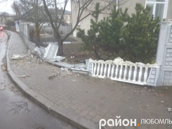 На Волині поляк «під мухою» зніс бусом бетонну огорожу (фото)