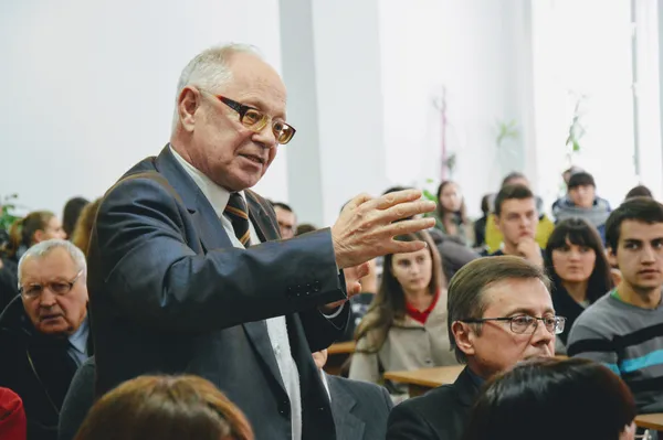 Усі виступи Володимира В'ятровича супроводжувалися численними запитаннями, які часом переростали у дискусію