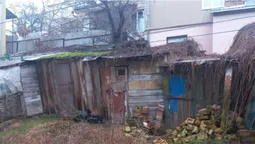 У Луцьку демонтують «сарай» недалеко від міської ради (фото)