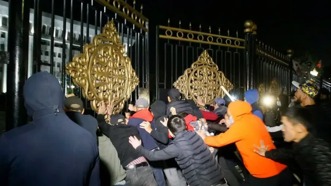 У Бішкеку мітингарі захопили парламент і звільнили з СІЗО експрезидента (фото)