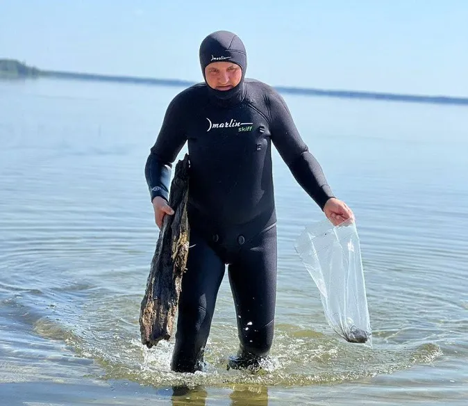 Залізяки, бите скло і пластик: що «зловили» у водоймах Волині (фото)