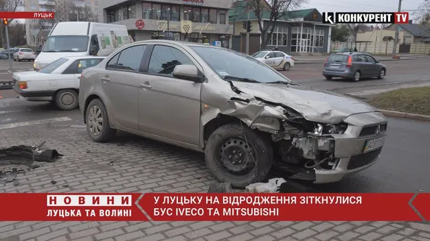 У Луцьку на переході біля школи зіткнулися бус і легковик (відео)