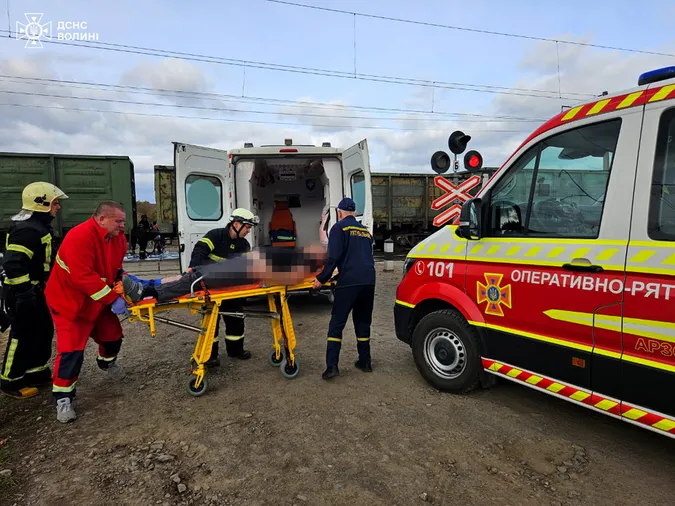 У Луцькому районі вантажний потяг зніс авто, у якому були діти