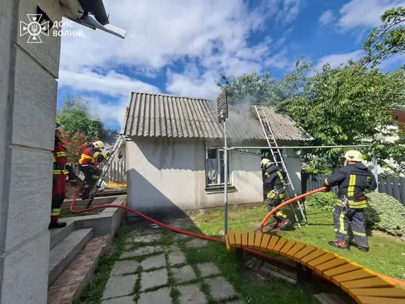 Через димар та коротке замикання: на Волині за добу спалахнули дві будівлі (фото)