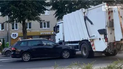 У центрі Луцька «поцілувались» легковик та сміттєвоз: утворився величезний затор (фото)
