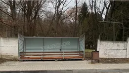 Під Луцьком вітер здув зупинку біля психлікарні (відео)