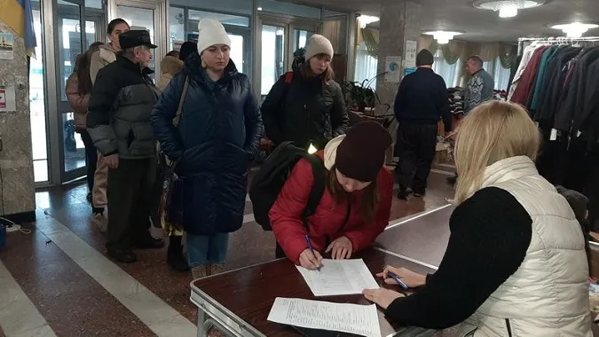 У Луцьку напередодні свят сім'ям військових роздали гумдопомогу (відео)