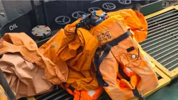 У морі виловили дірявий пліт з речами моряків із затонулого крейсера «Москва» (фото, відео)