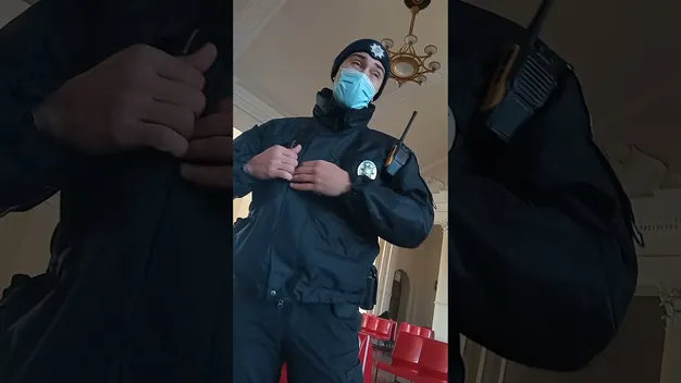 «Пиріжок без маски»: у Чернігові патрульний заборонив чоловіку їсти на вокзалі (відео)