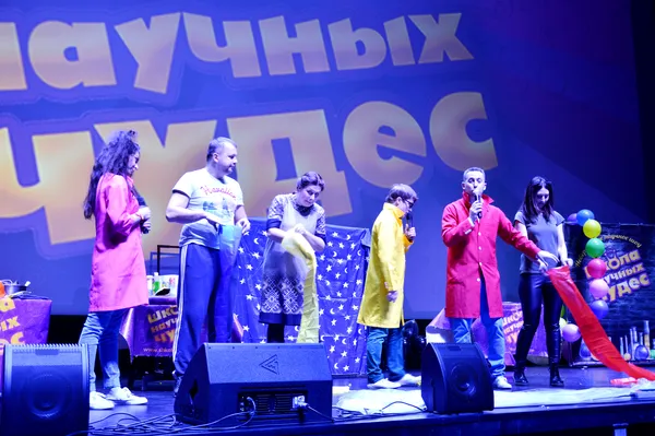 «Факелмен», кульки та рідкий азот: у «Промені» показали наукові чудеса (фото)