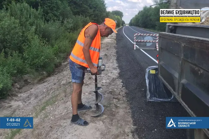Автошлях до Світязя роблять безпечним і для пішоходів (фото)