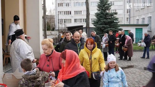 Війна і Воскресіння: у Луцьку святять паски у суботу і без свічок (фото)