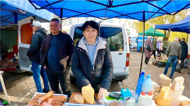 Які ціни на яйця та м'ясо перед Великоднем на фермерському ринку біля «Торби» у Луцьку (відео)
