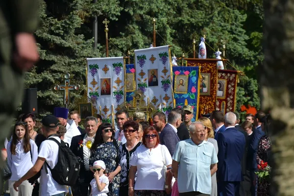 Мовчки та зі сльозами: у Луцьку вшанували пам'ять жертв Другої світової війни (фото)