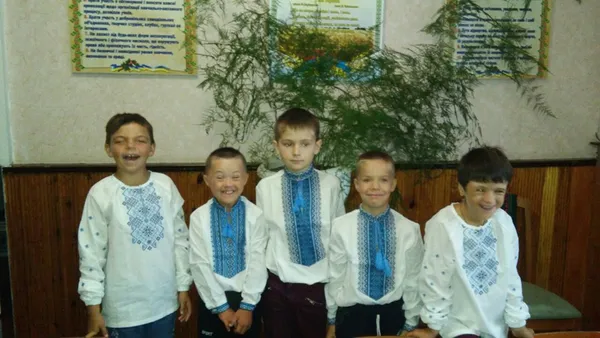 Волинські СБУшники подарували школярам вишиванки (фото)