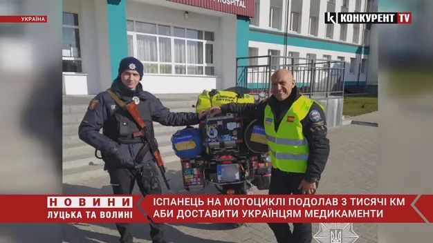 Проїхав 3 тисяч км: іспанець на своєму мотоциклі привіз в Україну медикаменти (відео)