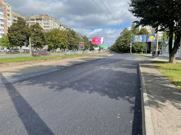На проспекті Соборності в Луцьку вкладають новенький асфальт (фото, відео)