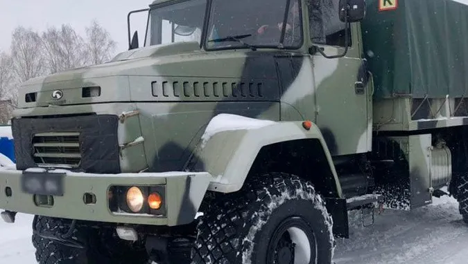 У Луцьку фуру зі снігу витягали військовою спецтехнікою (фото)