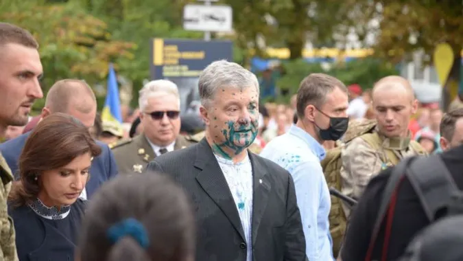 Встановили особу чоловіка, який облив зеленкою Порошенка