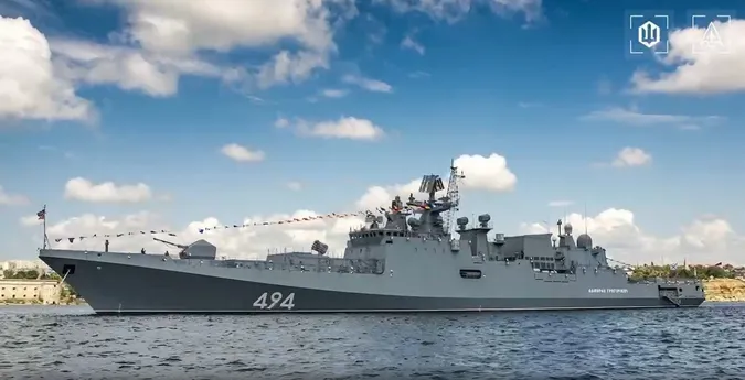 Українські дрони вдарили по російському фрегату «Адмірал Григорович» і буровій установці