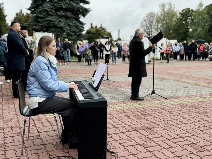 У Нововолинську створили 20-метровий вишитий рушник з іменами полеглих Героїв (фото)