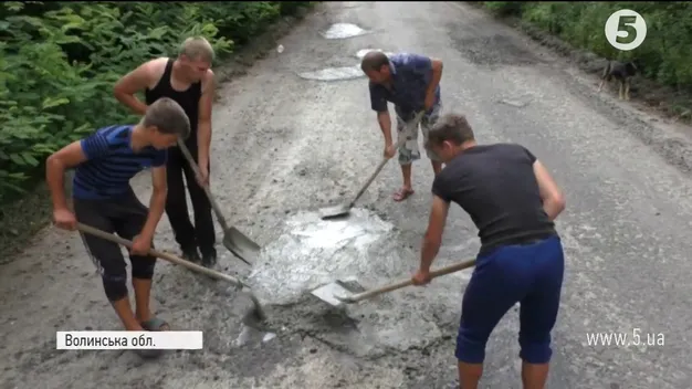 На Волині селяни самостійно відремонтували дорогу (відео)