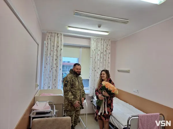Зворушлива мить: у луцькому перинатальному військовий зустрів новонароджену донечку (фото)