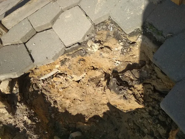 На вулиці Лесі Українки обвалилася земля (фото)