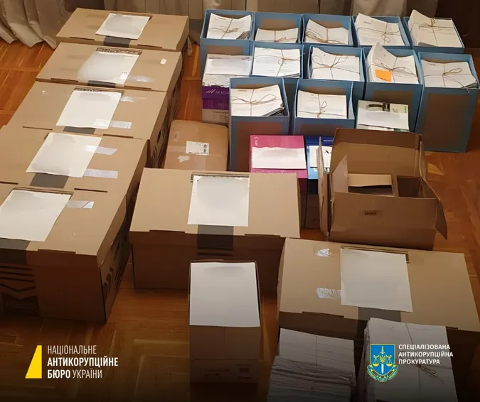 Яйця втридорога, лосось – за копійки: НАБУ виявило схему завищених харчових закупівель в МОУ