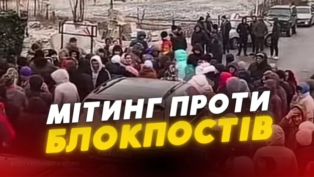 На Рівненщині місцеві перекрили дорогу: що відомо зараз (відео)